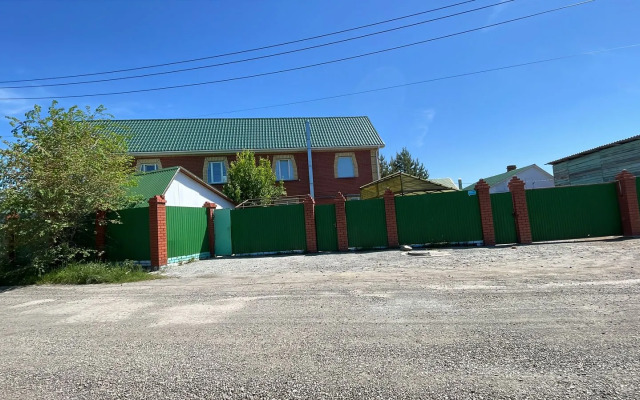 Otlichny Dvukhetazhny s Mangalom i Baney Ryadom s Prudom Private House