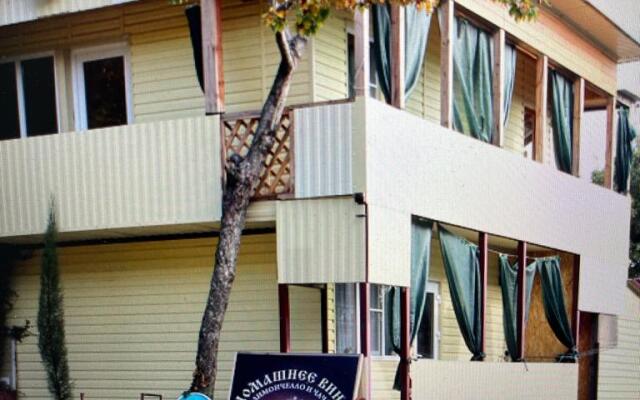 Dom S Enotami  Nadezhda Guest House