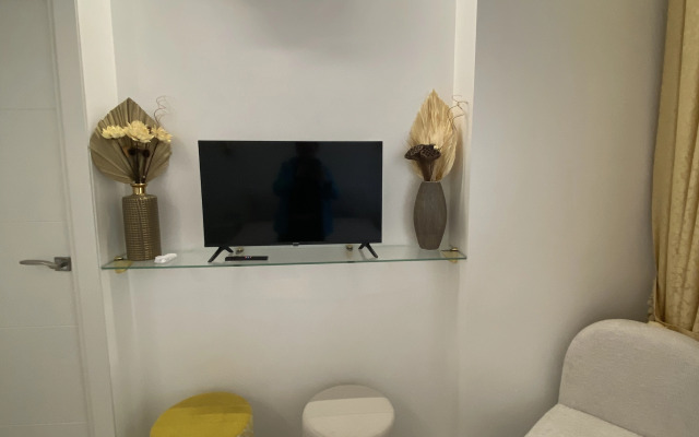 Апартаменты в современном стиле с камином