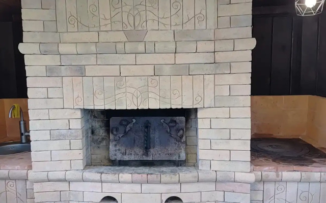 Частный дом с баней и пирсом на берегу пруда