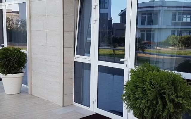 U Morya Na Bulvar Nadezhd 4/2 Flat