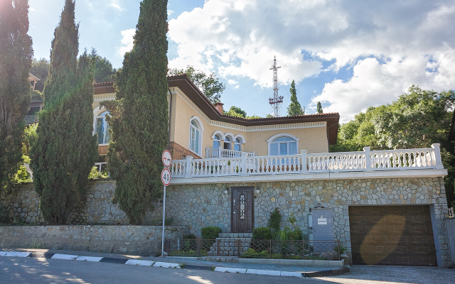 Roza Vetrov Guest House
