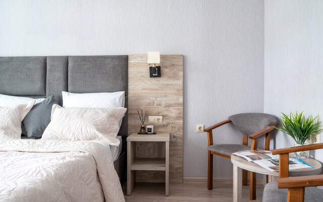 Studiya s balkonom u Dendrariya i morya. Pokrovskij 78 Apartments