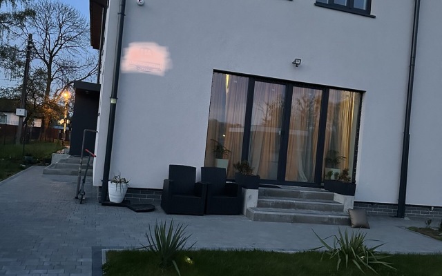 Uyutnaya sektsiya ryadom s parkom Private home
