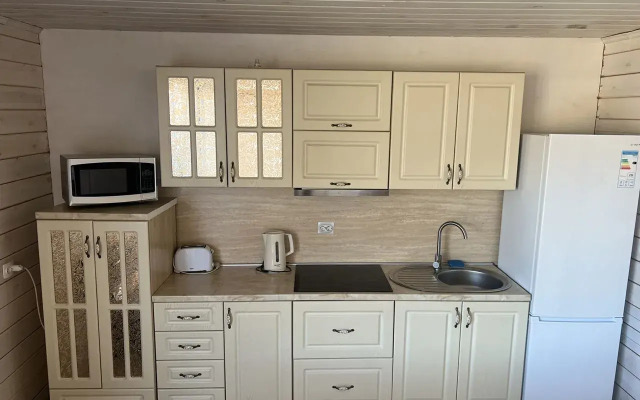 S baney basseynom i mangalom na beregu reki Private house