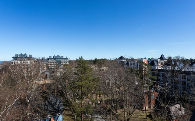 Квартира с Мансардными Окнами и Видом на Море