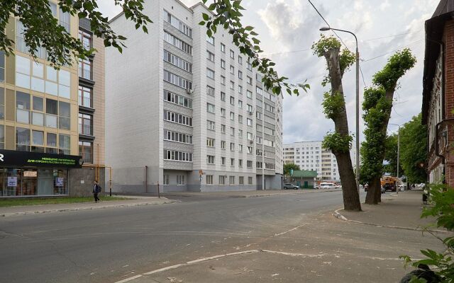 U stantsii metro Plochad Tukaya Apartments