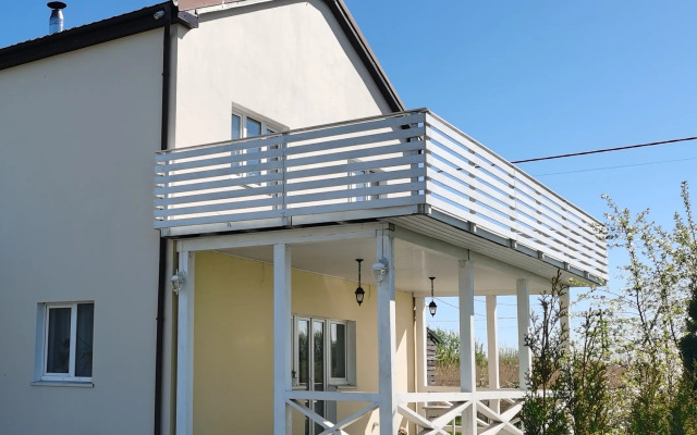 Частный дом на берегу моря с бассейном