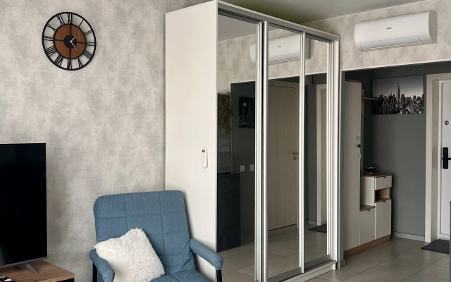 Novaya Loft Studiya Ryadom s Metro Flat