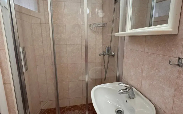 Anora Hotel