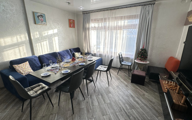 Частный дом с прудом террасами джакузи