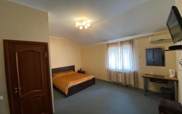 R House Mini-Hotel