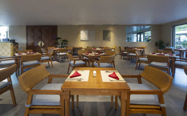 Отель Iconic Long Hai