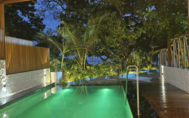 Отель Island Luxury Retreat Maalhos