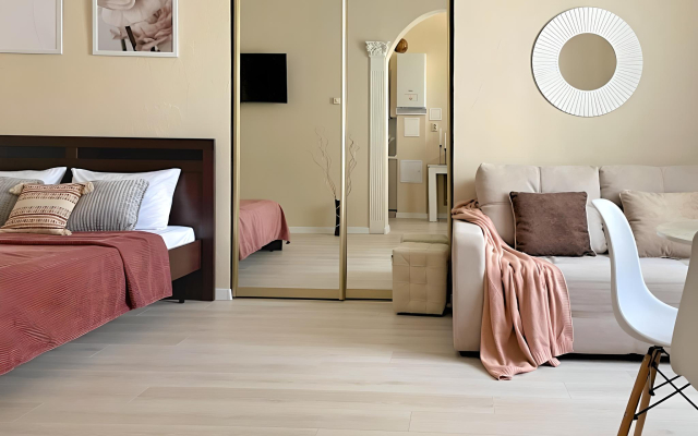 Uyutnaya studiya na Brodvee Flat