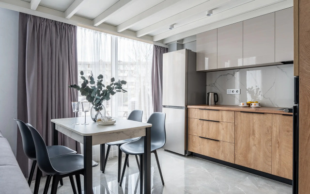 Dvukhurovnevaya S Panoramnymi Oknami Flat