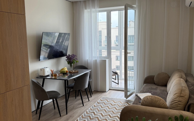 S Frantsuzkim Balkonchikom Flat