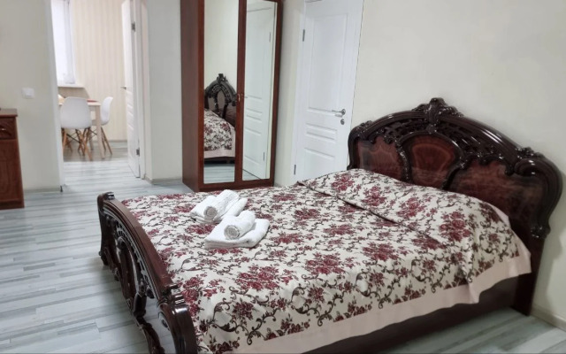 S Uchastkom V Tsentre Goroda Flat