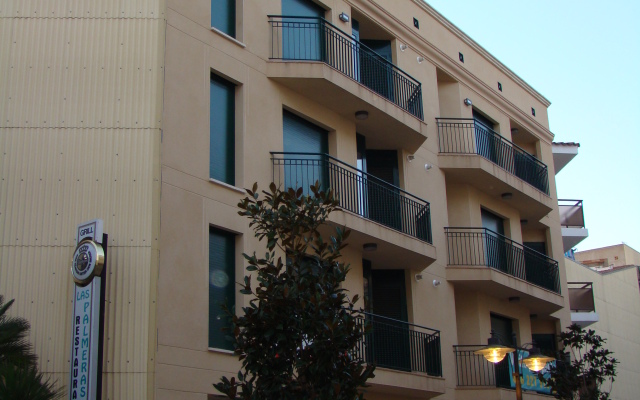 Elcano Apartments