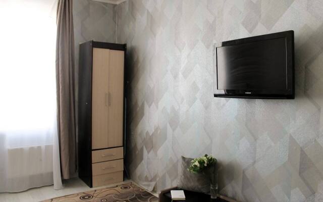 U Tsentra Bakuleva Flat