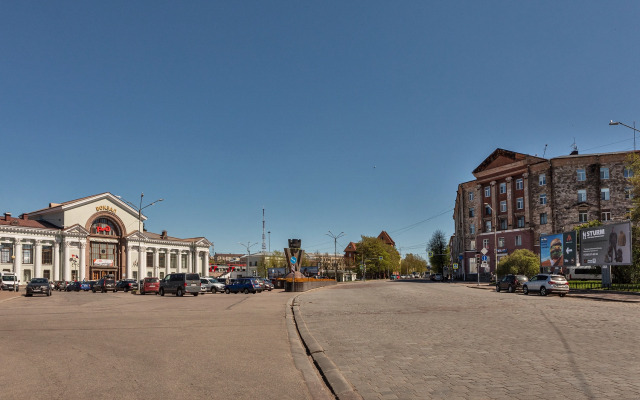 FullHouseApart dizaynerskaya chetyrekhmestnaya studiya na vokzal'noy ploshchadi Apartments