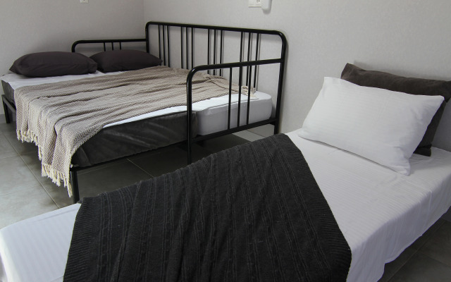 Odnakomnatnaya Kvartira Pervy Etazh (kazarma) Flat