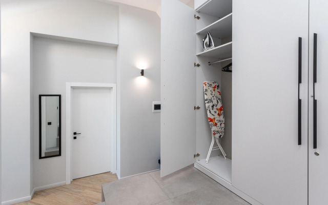 Квартира с Мансардными Окнами и Видом на Море