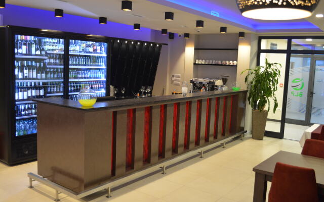 River Hotel