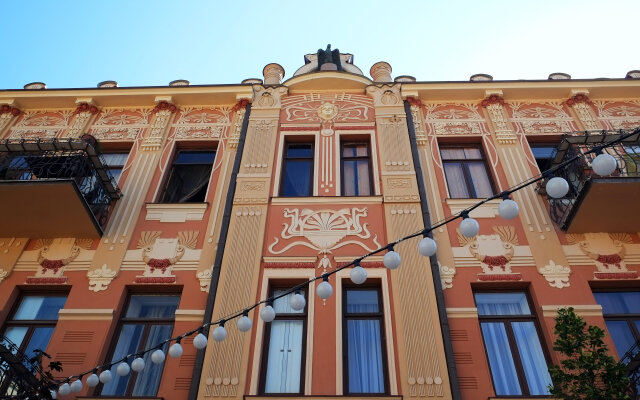 Photographers House Apartments