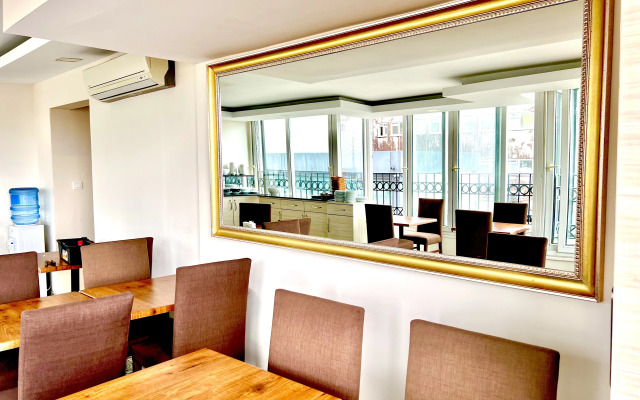 Pera Arya Hotel