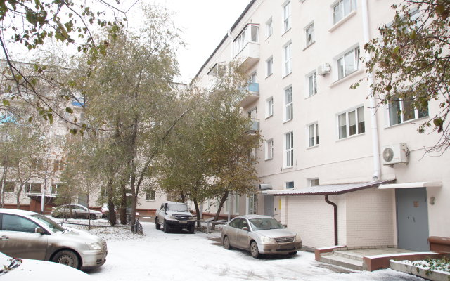 Uyutnyie Metryi Na Marksa Apartments