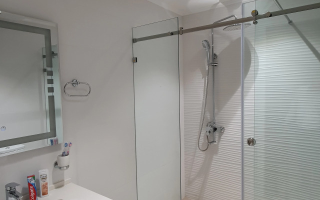 Отель Karvon Plaza