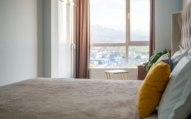 Yevrodvushka S Potryasayuschim Vidom Na Gory Flat