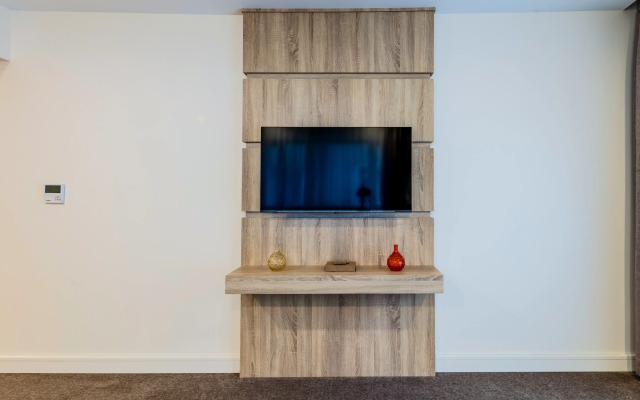 Отель Roys Hotel & Suites