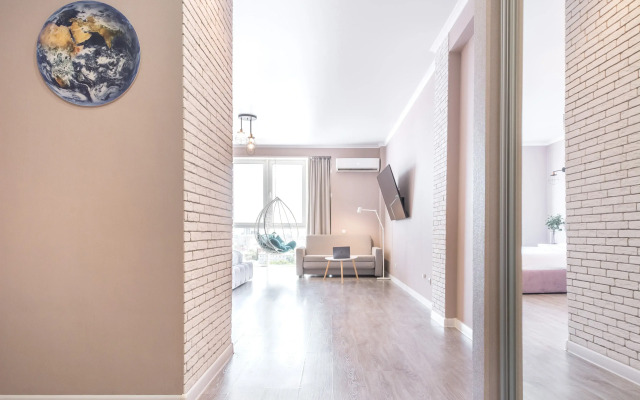 Апартаменты с панорамным видом на город, с большим телевизором (65 дюймов) и Алисой. Встречайте рассветы!