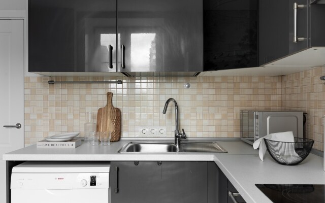 S konditsionerom i shikarnym dizaynerskim remontom Flat