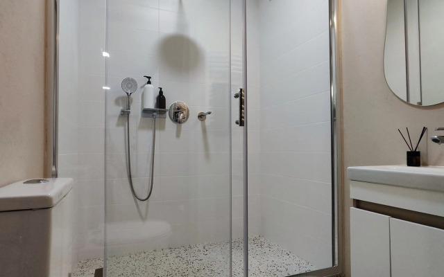 Dizaynerskaya dvushka u morya Flat
