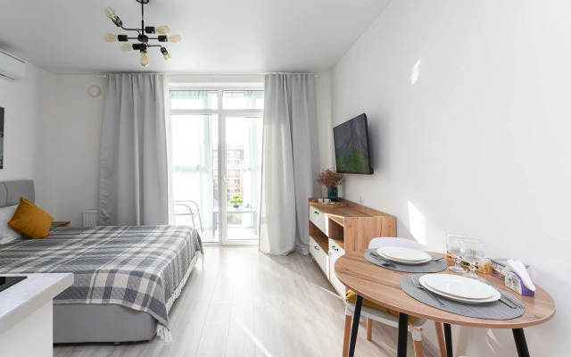 Квартира Романтическая студия в новом доме с лоджией