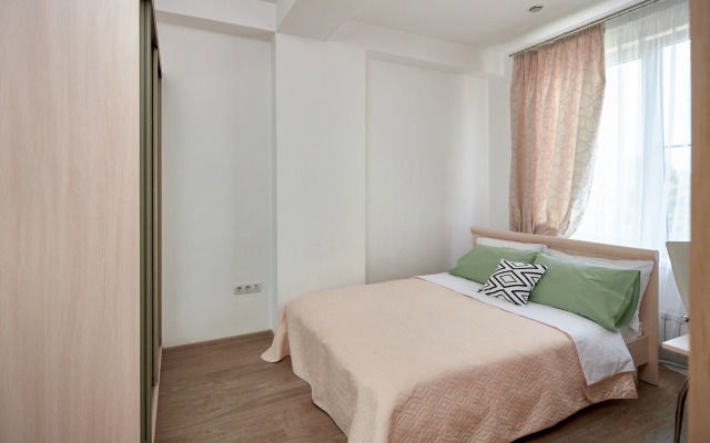 In the center of the Riviera Park Apartments