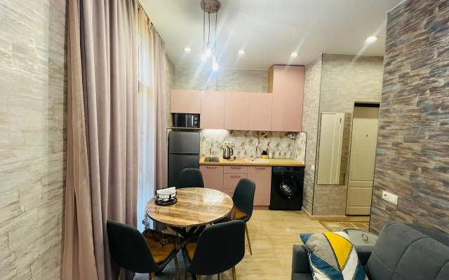 Chetyryokhmestnaya studiya s balkonom i basseynom na territorii Apartments