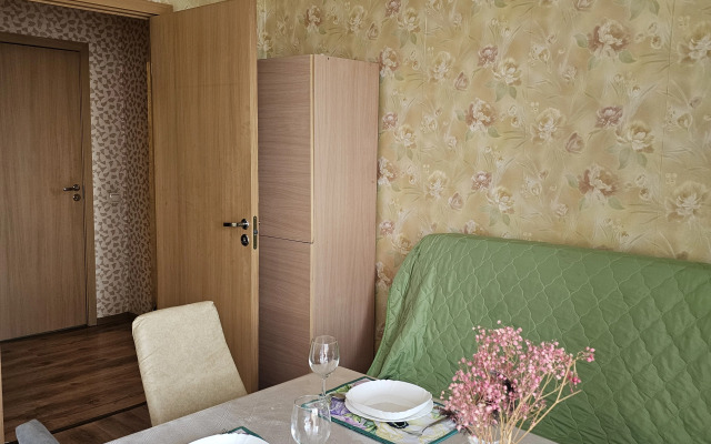 Prostornaya Dvukhkomnatnaya Na 10 Etazhe Flat