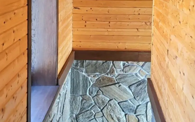 Dom s Basseynom i Plyazhem v sele Andreevka Chalet