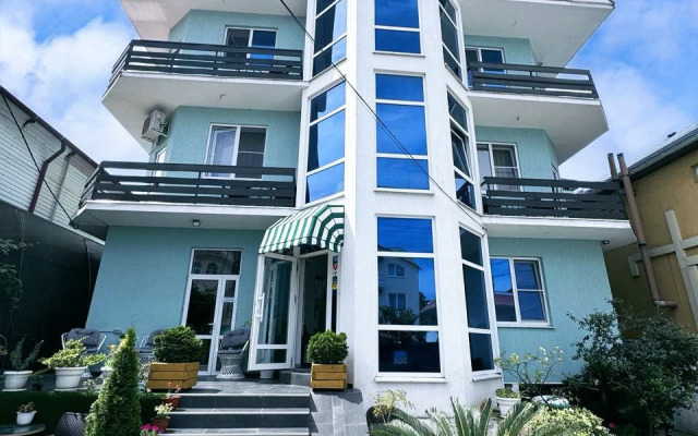 Five-Story with swimming pool Guest House