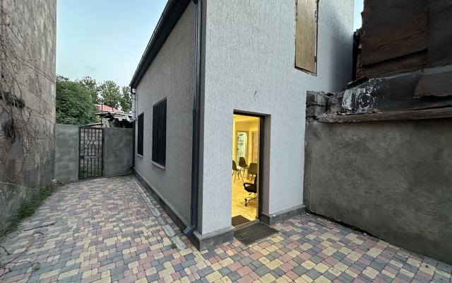 Kamenny Dom na Ulitse Horenatsi Private House