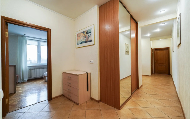 Prostornaya 3-Komnatnaya V Tsentre Vozle Metro Flat