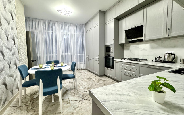 Flat Tsentralnoye Mesto Dvukhkomnatny Lyuks