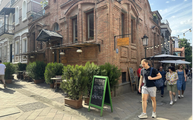 House Near Gabriadze Theatre Apartments