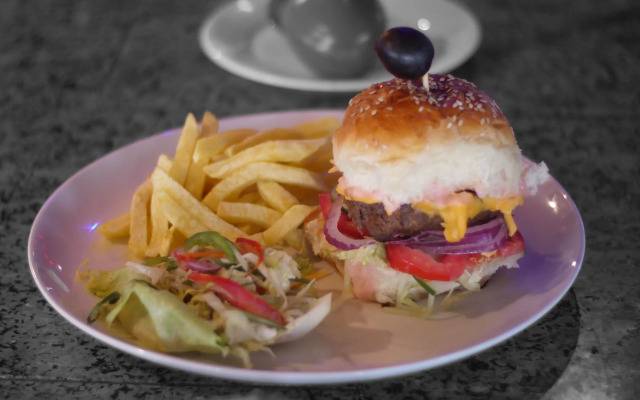 Курортный отель Serene Beach Resort