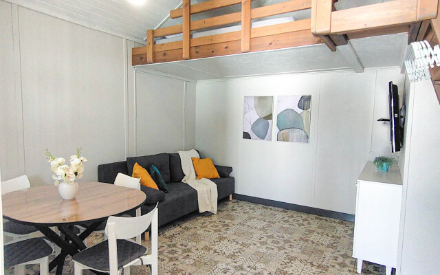 Uyutny Domik s terrasoy Guest House
