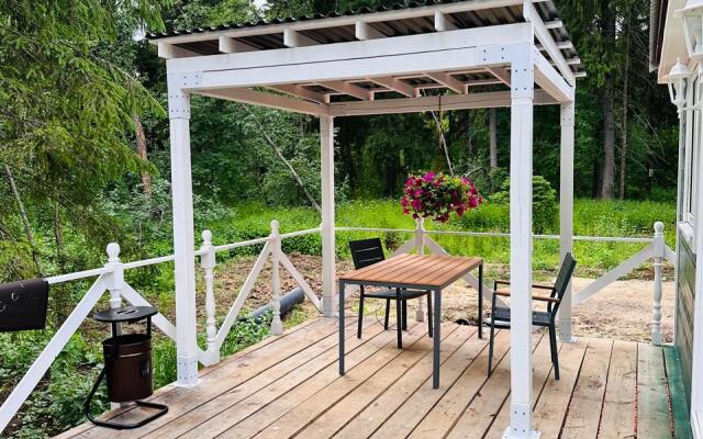 Zeleny Domik V Lesu Na Zhivopisnoy Ulitse Glamping